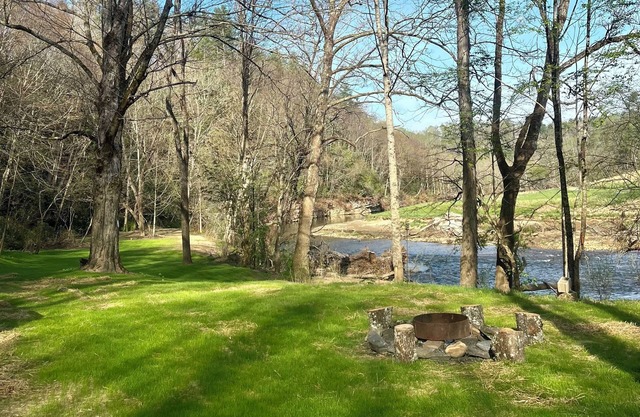 Power, Water & WiFi! Private, 5 Mins to Spruce Pine, Close to BRP!