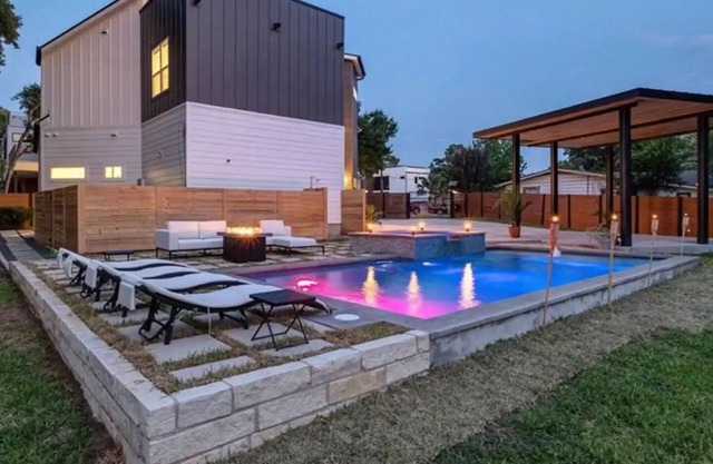 Splash Manor! Heated Pool, Gym, and Shuffleboard Table