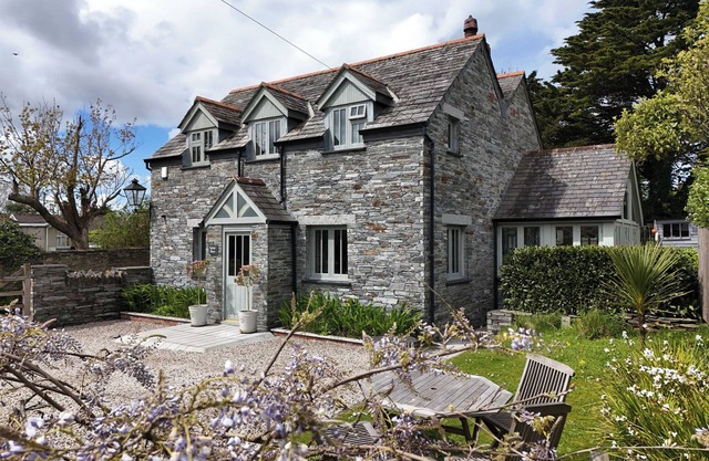 SPLATT BARN, family friendly, character holiday cottage in Rock