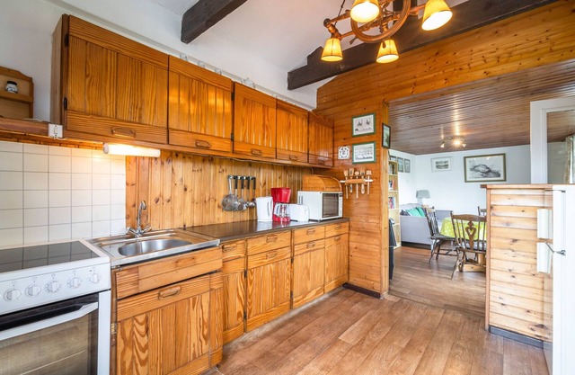 Chalet avec vue sur l'étang dans la forêt à Gouvy