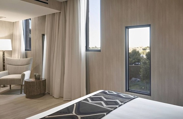 Splendid King Rm w/ Rooftop Restaurant & Lounge!
