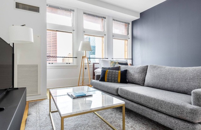 Splendid Loop Studio w/ Gym, Doorman, walk to L & Parks, by Blueground
