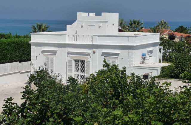 Magnifique villa antique restaurée à 150 mètres de la mer. Trois chambres
