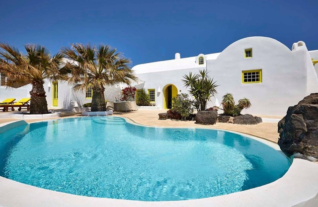 Splendid Santorini Villa | 3 Bedrooms | Villa Cascada | Amazing Volcano and Caldera Views | Private Pool & Hot Tub | BBQ | Oia