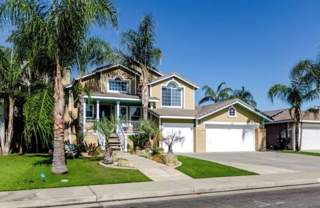 Split-level NW Bakersfield Home with Outdoor Oasis