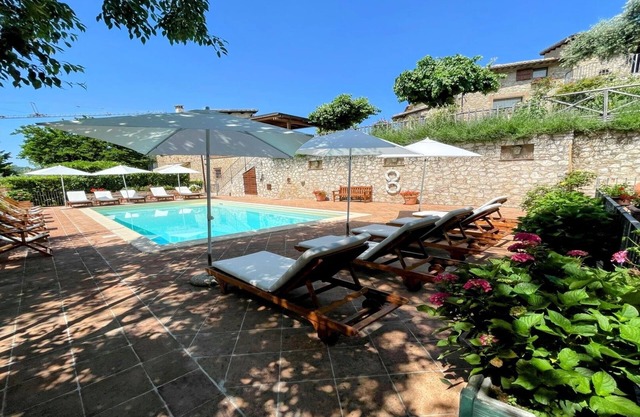 Spoleto Splash: Tour avec jardin privé + terrasses - 4/5 personnes