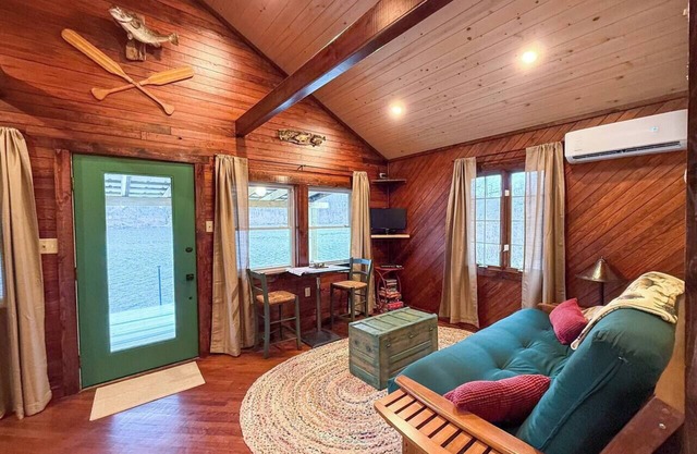 Sportsman Cabin with Hot Tub on 80 Acre Lake! - Near Shawnee Forest