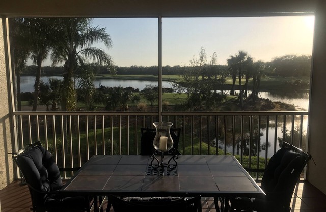 Impeccable 2e Flr., Condo de luxe 2 Bdrm avec spectaculaires vues sur le golf et le lac