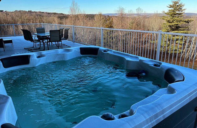 Sprawling Mountainside Retreat w Hot Tub!