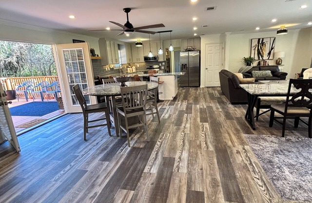 Tiffany Retreat Luxury Vacation Escape with deck near Bay in Daphne