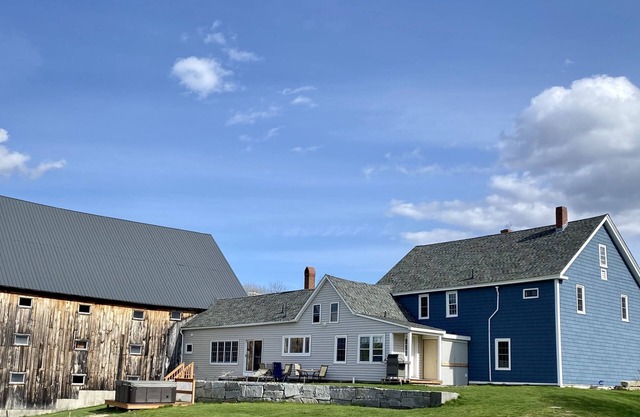 Sprawling Updated Farmhouse w/ huge backyard & firepit 5⭐️