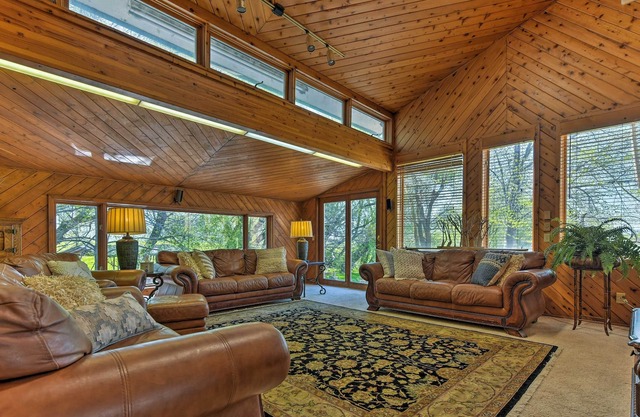 Retraite de Spring Creek sur 25 acres avec vue sur la montagne!