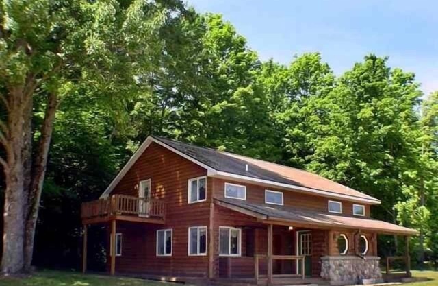 UN PARADIS DE VACANCES AU NORD DU MICHIGAN. DORME 20 PERSONNES (10 pendant la saison de ski)!