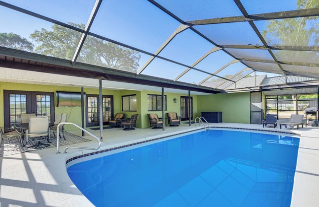 Spring Hill Home w/ Pool, BBQ Grill & Outdoor TV!