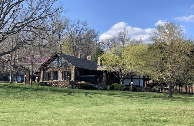 Spring Lake Ranch a un Lodge privé et rustique parfait pour les retraites de famille / groupe!