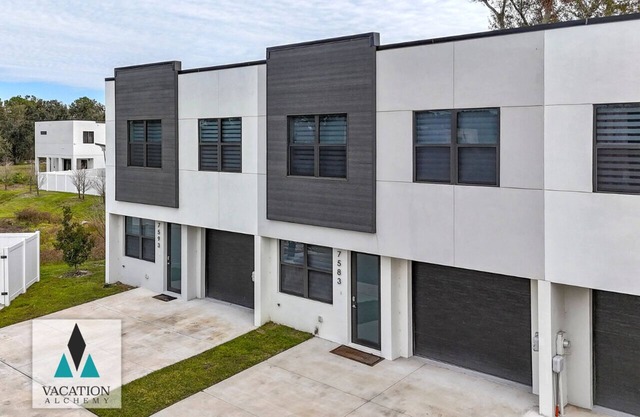 TampaCentral 93 | 83, Sleeps 12, Modern & Clean!