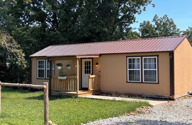 Winter Escape with private deck, pets welcome