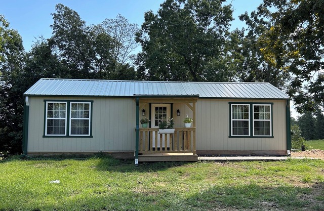 Winter Escape with Private deck, pets welcome