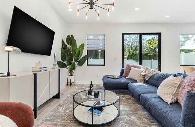 TampaCentral 83, Refined Style,Fully Stocked/Quiet