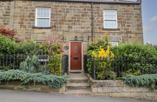 SPRINGFIELD COTTAGE, pet friendly, with open fire in Castleton