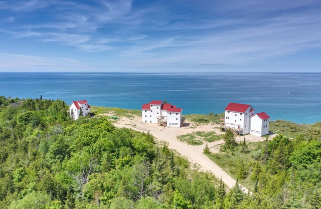 Lake Bluff Preserve Spruce Cottage pour 22 personnes avec vue sur le lac Michigan au coucher du soleil