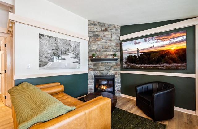 Spruce Suite | Dog-friendly- Downtown Fish Creek