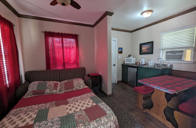 Charming lodge with AC, WiFi & Pool in marvelous Yokuts/Squaw Valley