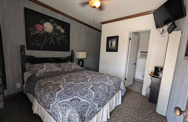 Charming lodge with AC and WiFi in soothing Yokuts Valley