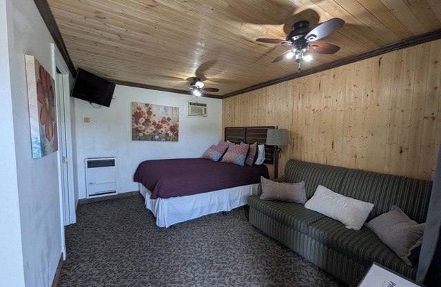 Cozy lodge in soothing Yokuts Valley with AC, WiFi, Pool & BBQ