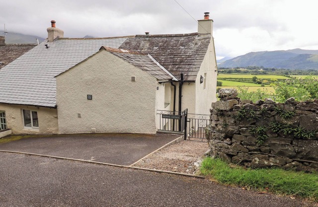 SQUIRREL COTTAGE, pet friendly, with open fire in Bassenthwaite