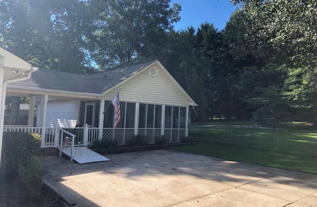 Squirrel Haven Cottage on Lake Norman
