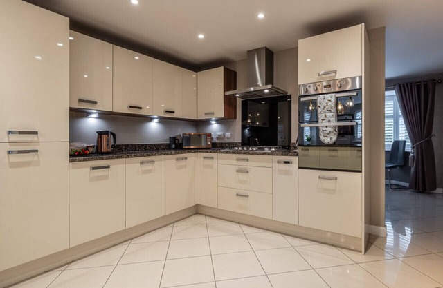 Squirrels Street - Stunning 4 Bedroom in Stratford Upon Avon!