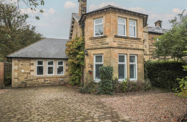 ST AIDANS, pet friendly, character holiday cottage in Alnwick