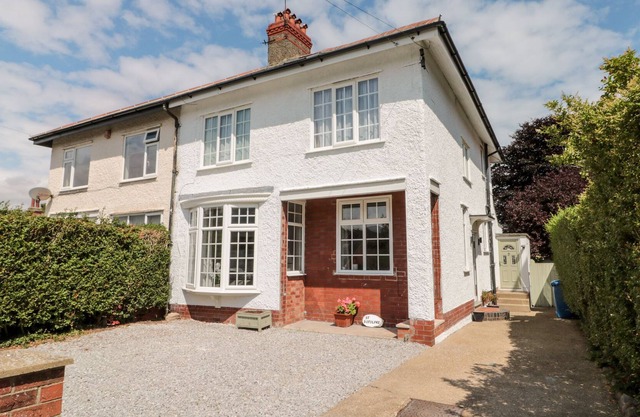 ST. BOTOLPHS, family friendly, character holiday cottage in Hornsea