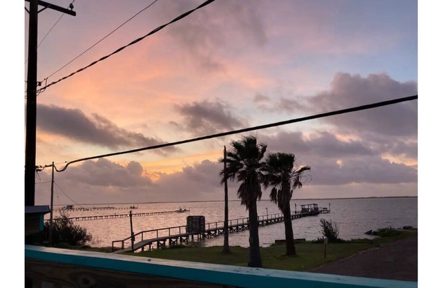 St.Charles Bay Waterfront Cottage@boat ramp