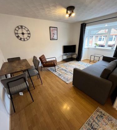 St Denys 2 bedroom flat, Convenient location next to station, Great for contractors