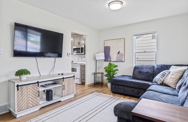St Francis ★ Covered Patio With Grill★Affordable Comfy Stay★
