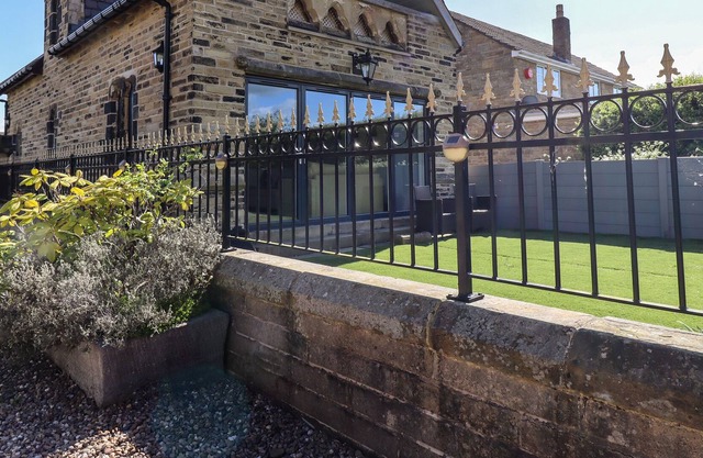 ST. GEORGES LODGE, character holiday cottage in Hipperholme