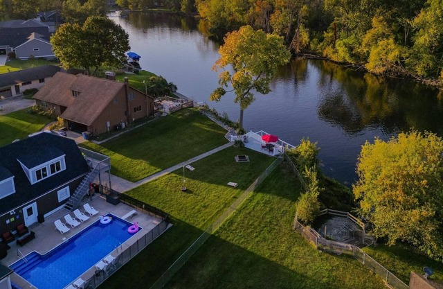 River Paradise In Bristol! pool / gym/ gameroom/