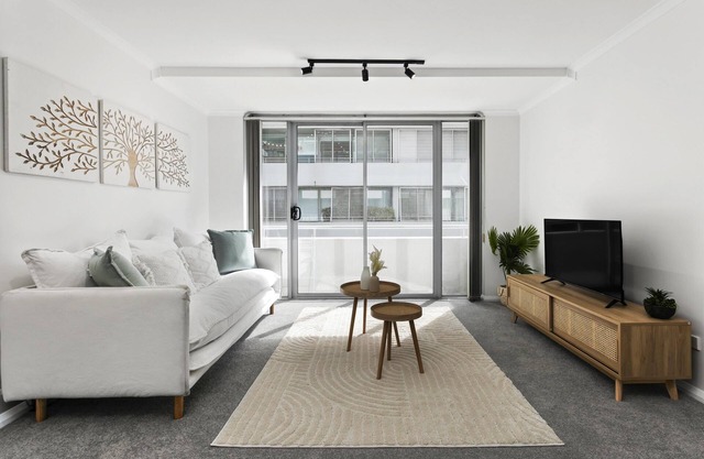 St Leonards- LN204 Atchison Street - Approx. $850-$1050 per/week Tastefully furnished one bedroom with Study in St. Leonards