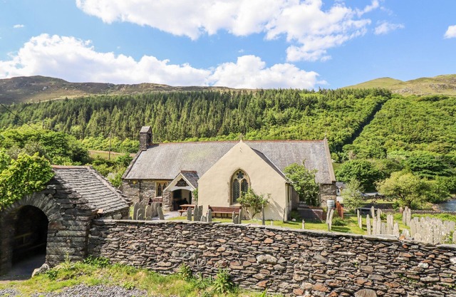ST. MARY'S, pet friendly, avec un jardin à Tal Y Llyn, Ref 26732