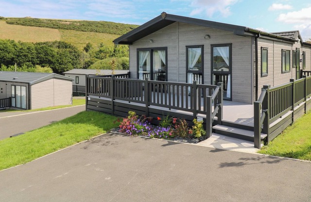 ST MAWGAN'S COVE 14, family friendly, with a garden in Mawgan Porth