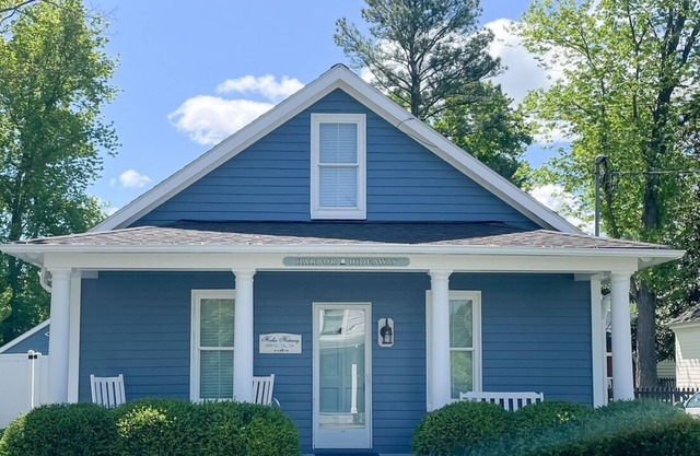 St. Michael's Premier In-Town Rental with heated pool-opens 4/11/2025