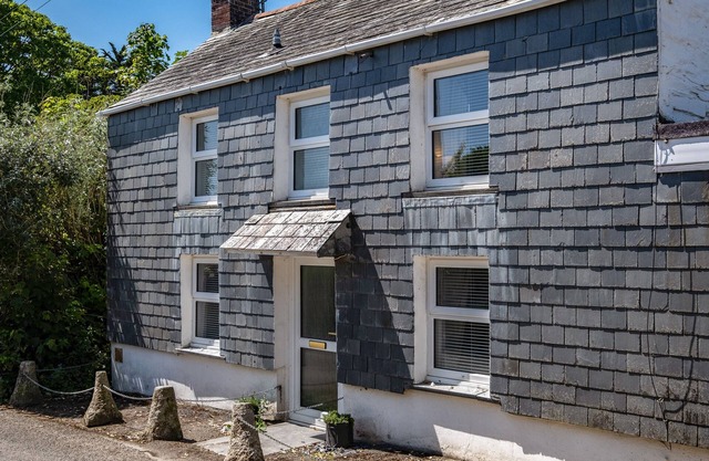 ST MICHAELS, pet friendly, character holiday cottage in Rock