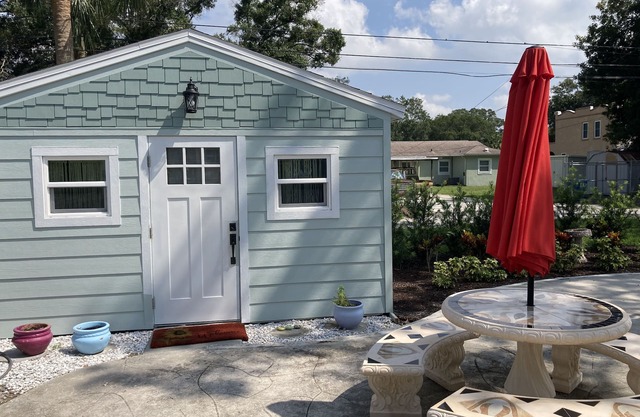 St Pete/gulfport Tiny little small home