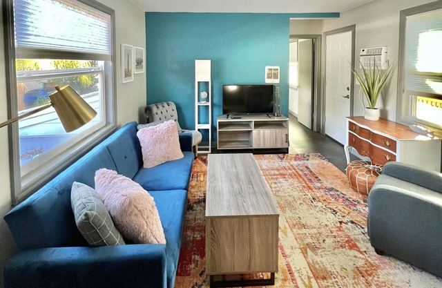 Delightful, Charming, RENOVATED 1-BDR APT Near Downtown!