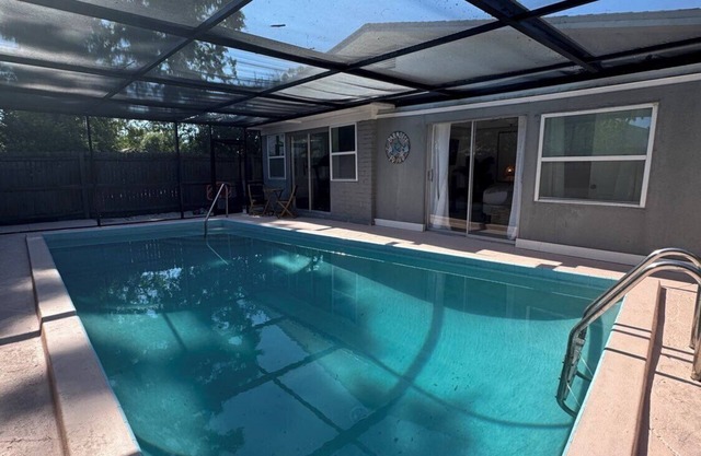 St. Petersburg Charming Family Home w/Private Pool, Gym, Smart TV, King Bed