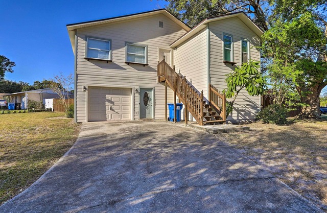 St Petersburg Hideaway w/ Fire Pit & Grill!