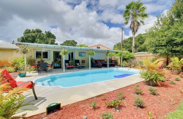 NOUVEAU! St. Petersburg Home w / Tropical Yard & Pool!