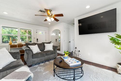 St Petes Beach House 3BR 2 5BA Sleeps 8 Pool Pickleball Games BBQ